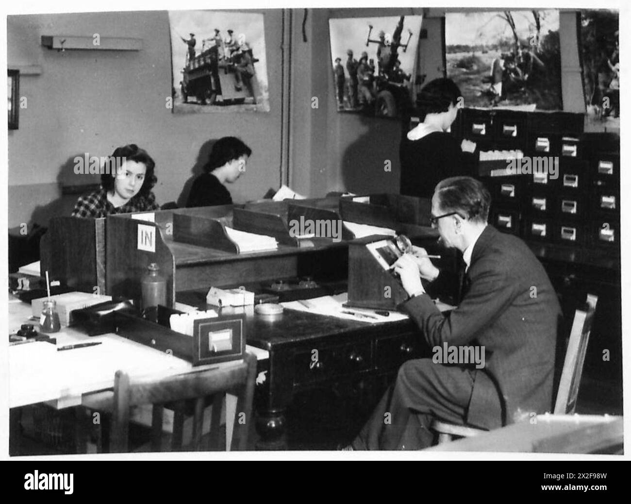 L'unité photographique du War Office de l'armée britannique comprend une bibliothèque et des sections de retouche pour la gestion et l'édition de photographies militaires. Banque D'Images