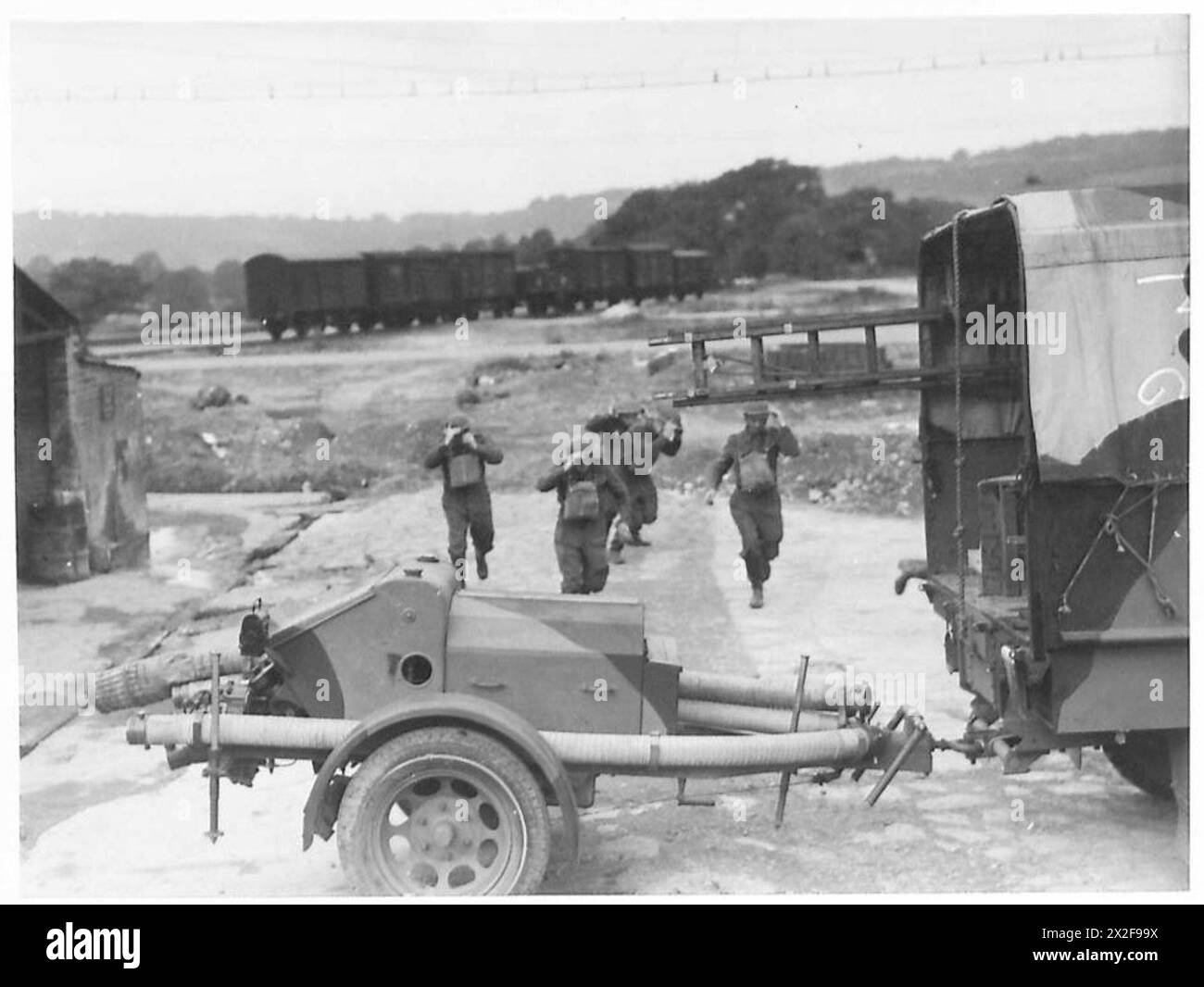 Les troupes de l'armée britannique affectées comme pompiers se déplacent rapidement vers les postes d'action pour faire fonctionner les pompes dans les zones touchées par les bombardements ou les incendies. Banque D'Images