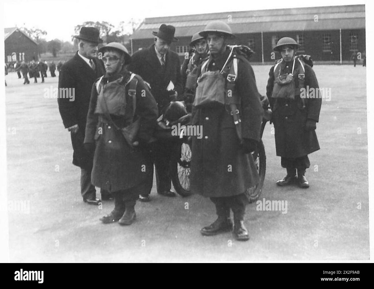 Les premiers ministres canadien et néo-zélandais se sont rendus à Aldershot pour inspecter un brancard de l'armée britannique utilisé pour transporter des blessés. Banque D'Images