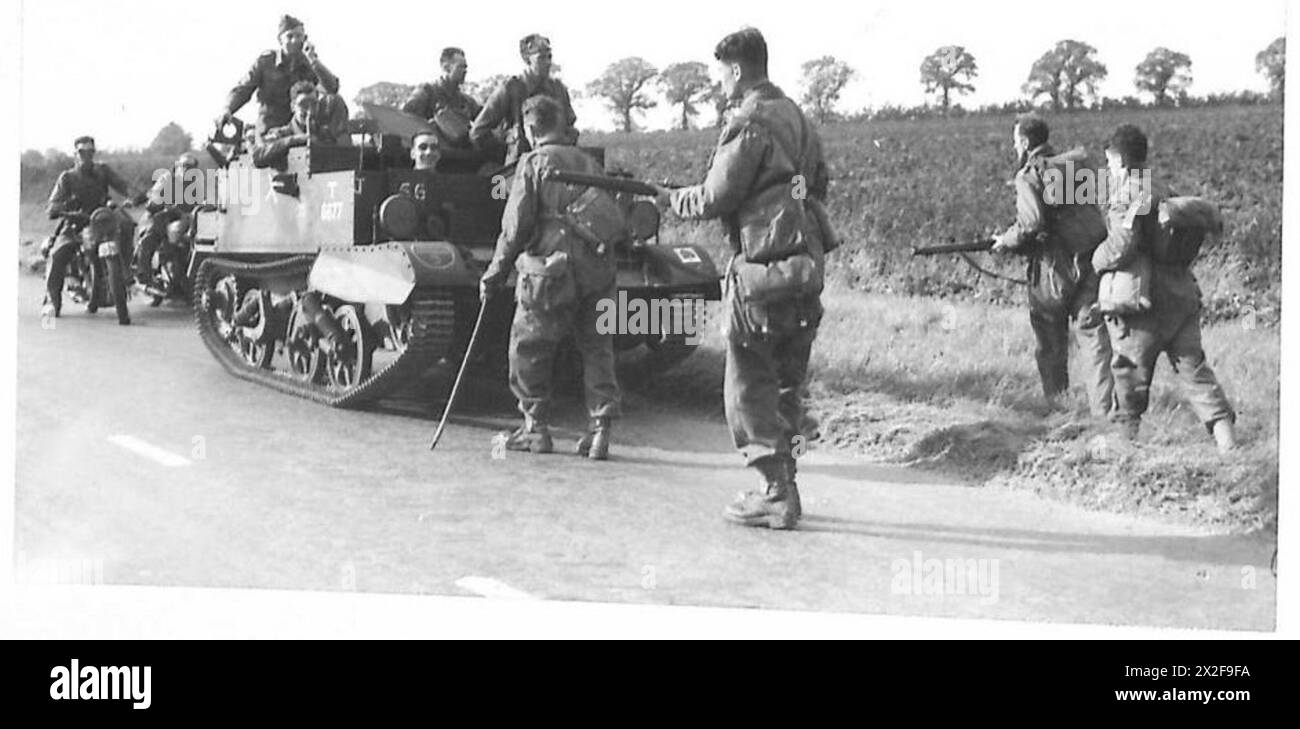 Les parachutistes britanniques effectuent un largage aéroporté derrière les lignes ennemies, capturant un porte-avions Bren pendant les opérations. Banque D'Images
