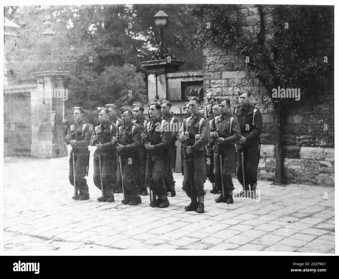 Le personnel de l'armée britannique procède à une inspection des armes, vérifiant la disponibilité opérationnelle et l'entretien des armes et de l'équipement. Banque D'Images