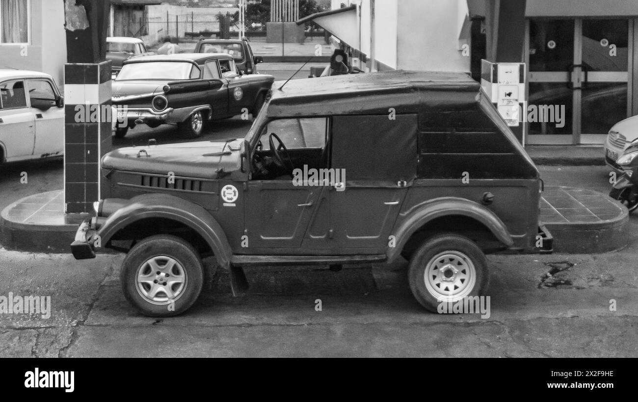 Jeep russe dans une station-service, Varadero, Cuba Banque D'Images