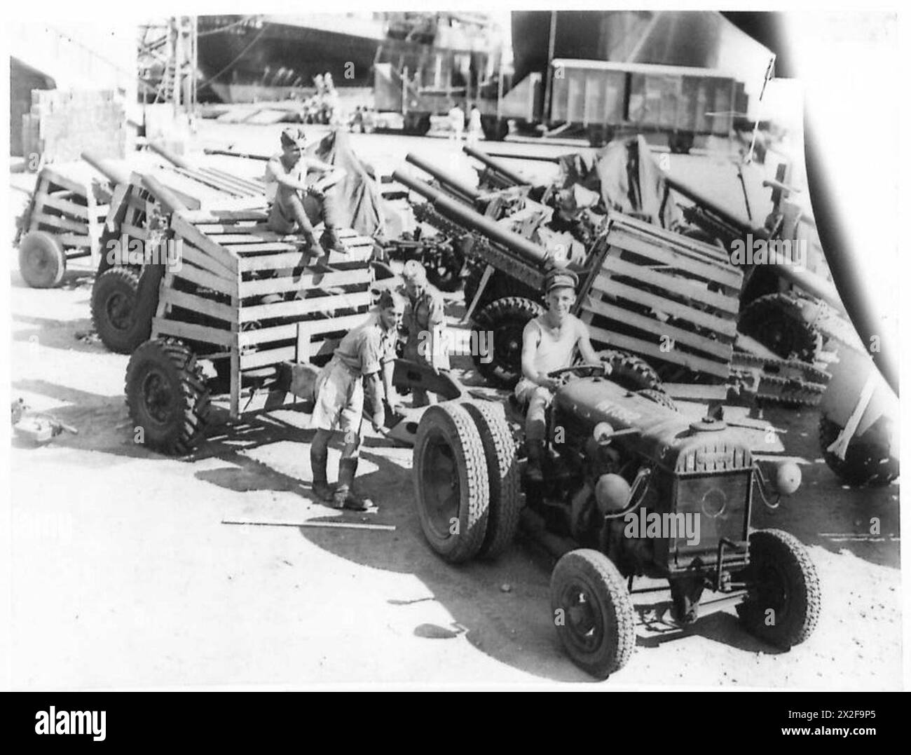 Un tracteur est utilisé pour remorquer des canons d'artillerie avec des chars en Égypte dans le cadre des opérations et de la logistique de l'armée britannique. Banque D'Images