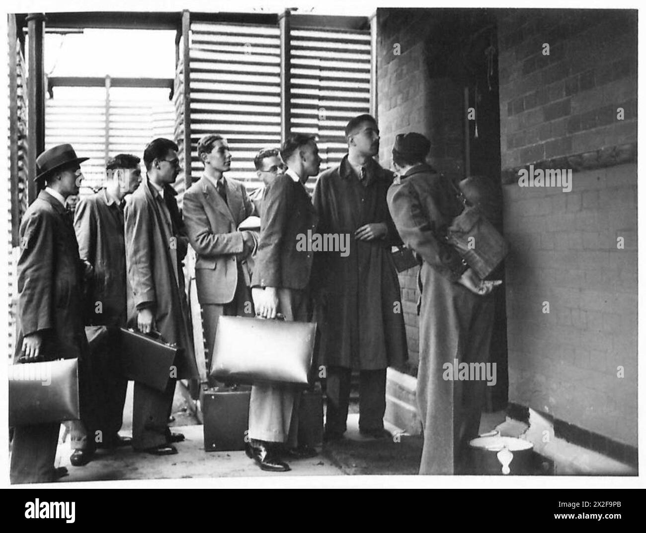 M. Langley attendait d'être interviewé par un officier pendant sa transition de civil à soldat dans l'armée britannique. Banque D'Images