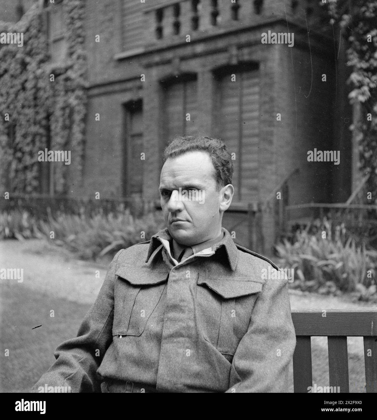 David Woodward, correspondant de guerre du Manchester Guardian, connu pour sa couverture des événements de la seconde Guerre mondiale, y compris le débarquement en Normandie et la libération du camp de concentration de Bergen-Belsen. Banque D'Images David Woodward, correspondant de guerre du Manchester Guardian, connu pour sa couverture des événements de la seconde Guerre mondiale, y compris le débarquement en Normandie et la libération du camp de concentration de Bergen-Belsen. Banque D'Images