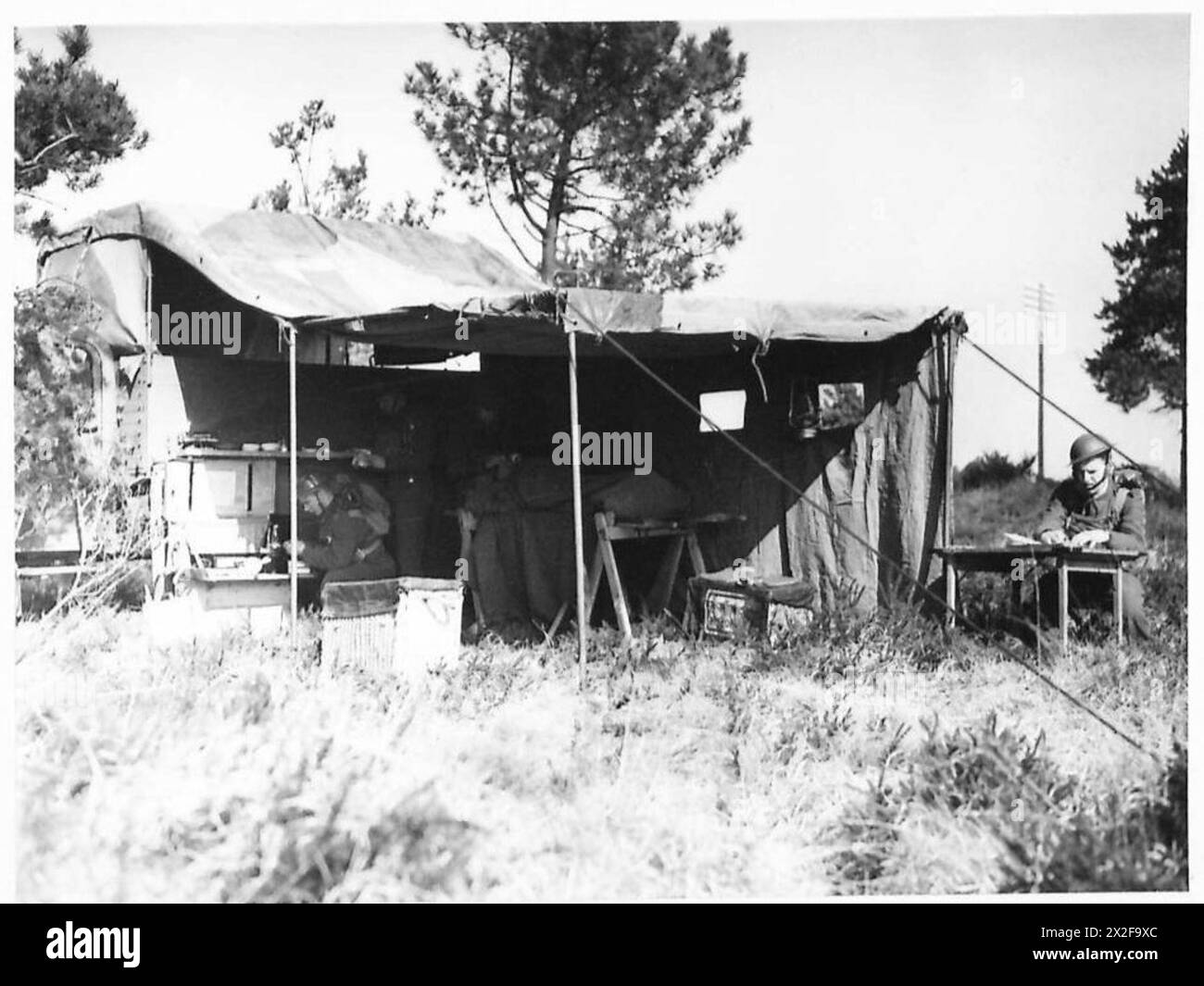 Une ambulance légère du Royal Army Medical corps fonctionne avec les deux côtés ouverts, facilitant l'accès des patients et les soins pendant les opérations militaires. Banque D'Images