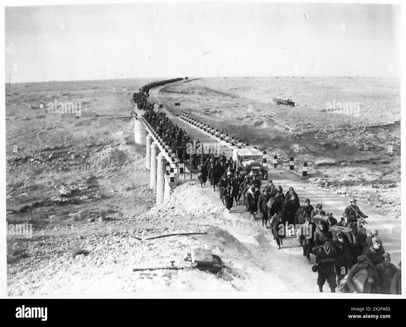 Les prisonniers italiens quittent Bardia après que les forces australiennes ont pris le contrôle pendant la seconde Guerre mondiale, avec l'implication de l'armée britannique. Banque D'Images