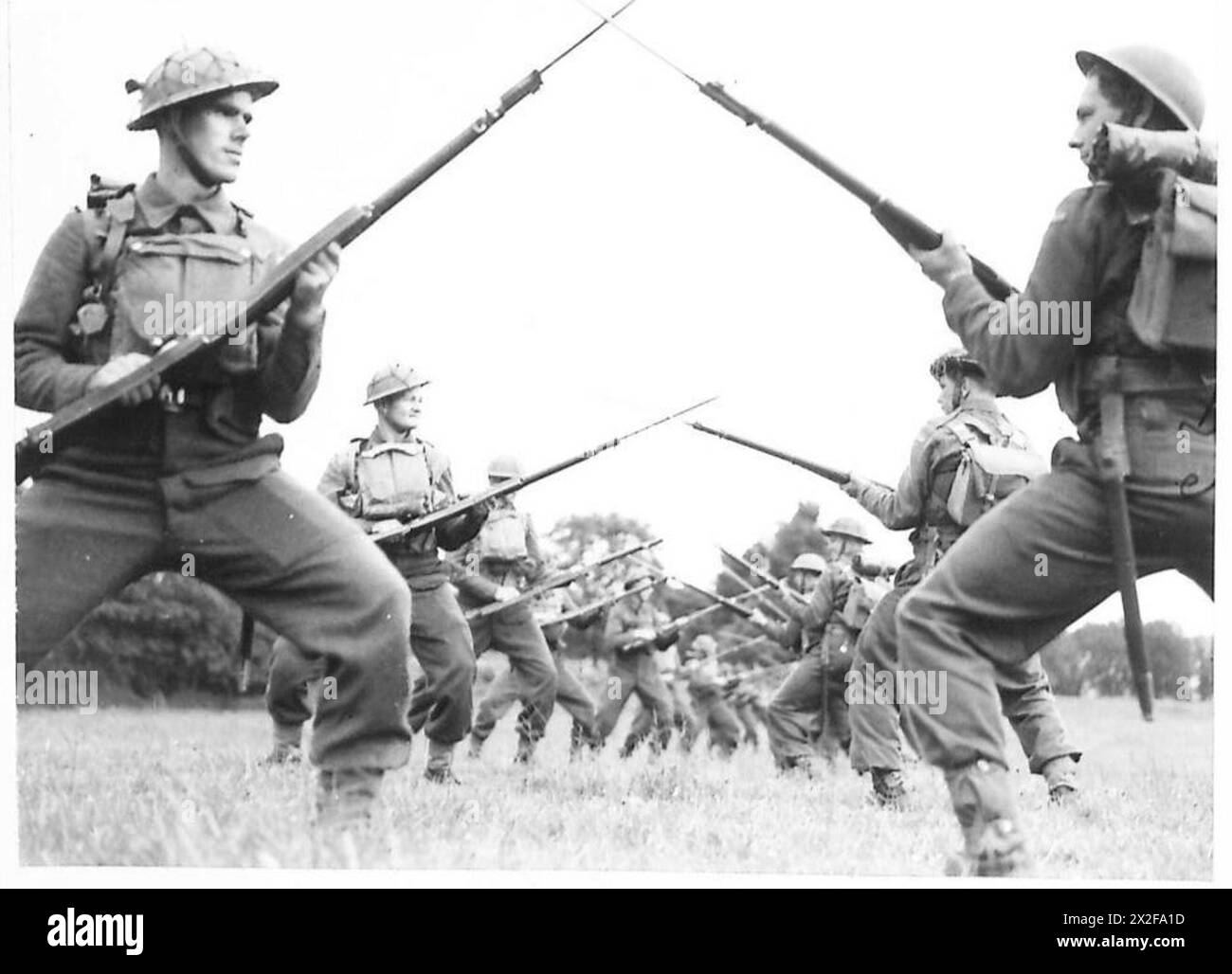 TROUPES NORVÉGIENNES EN FORMATION - les soldats norvégiens s'entraînent avec des baïonnettes, une arme qui a prouvé sa valeur efficacement lors des récentes campagnes de l'armée britannique Banque D'Images