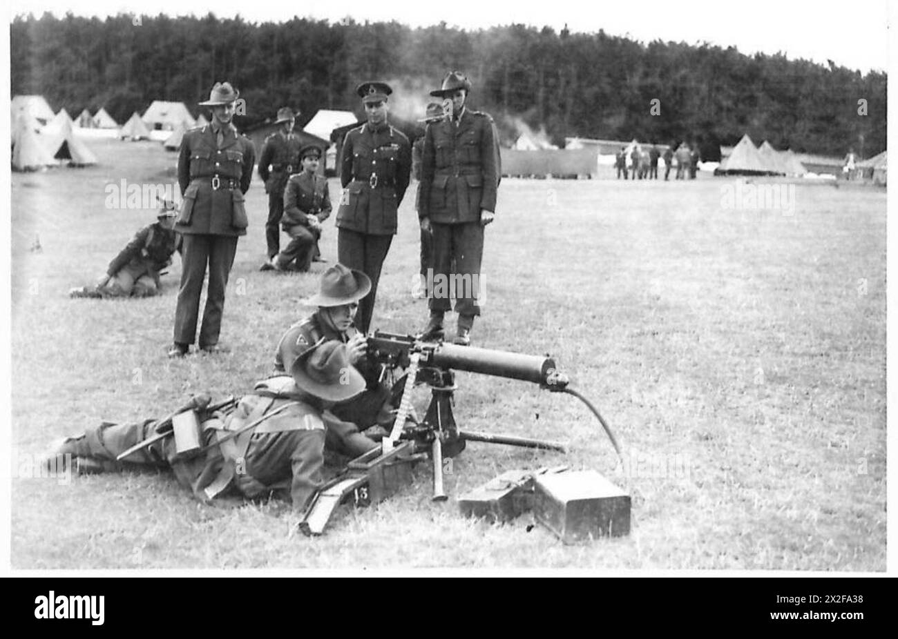 Le roi observe les mitrailleurs de la Force impériale australienne lors d'une séance d'entraînement. Banque D'Images