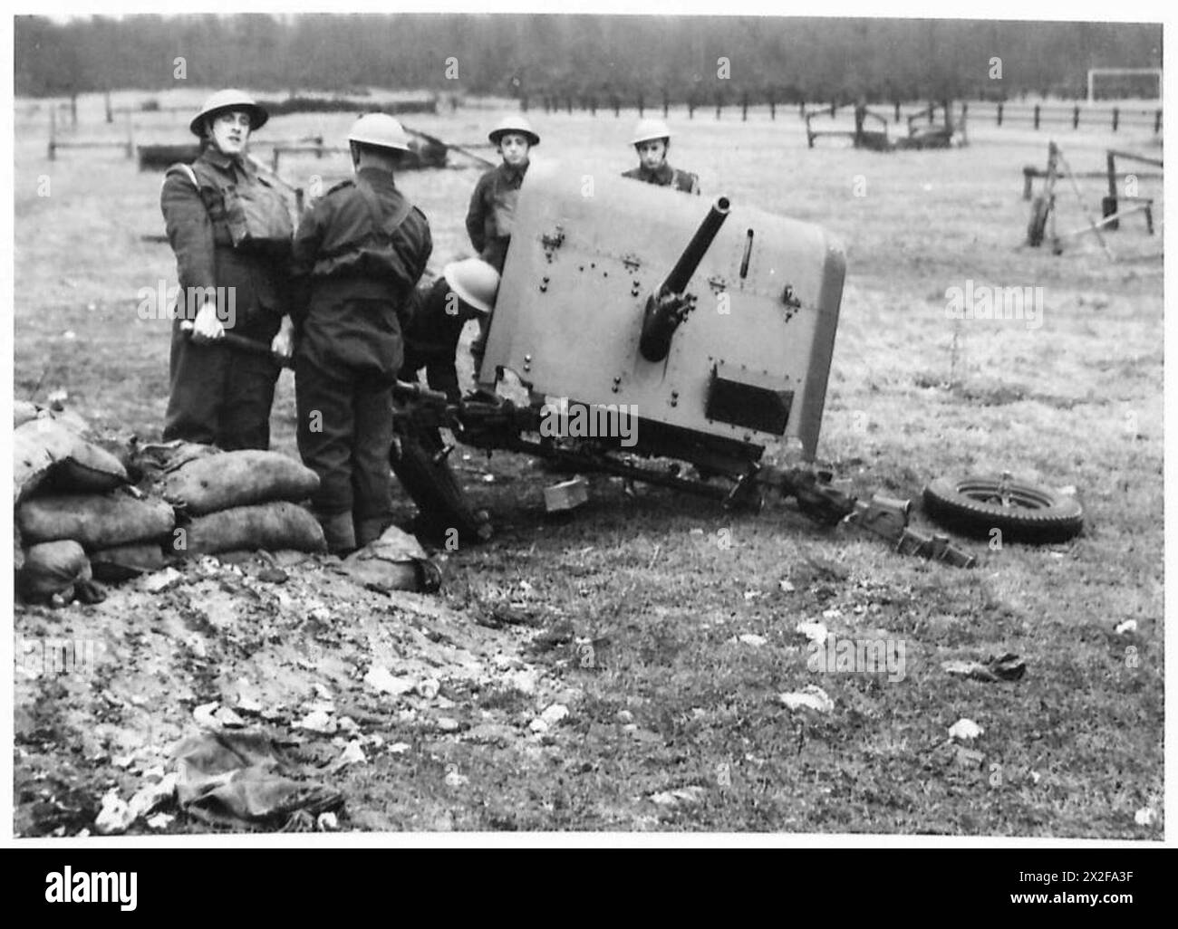 Les soldats canadiens quittent le service actif dans l'Armée britannique pendant la seconde Guerre mondiale, marquant la fin de leurs fonctions au combat. Banque D'Images