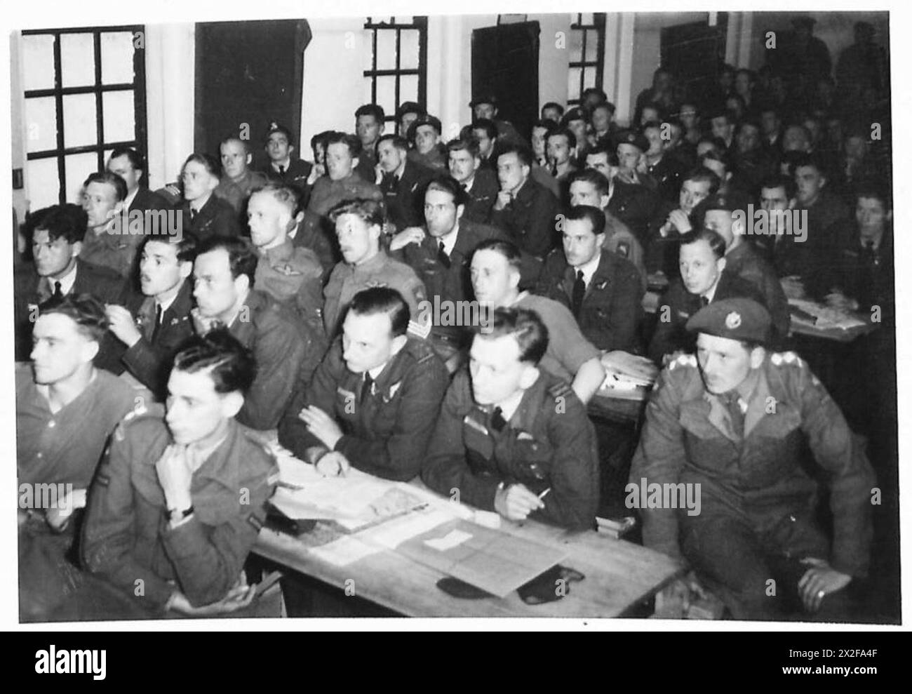 Les pilotes de planeurs de l'armée reçoivent des instructions pour leur rôle dans les premiers débarquements d'invasion pendant la seconde Guerre mondiale Banque D'Images