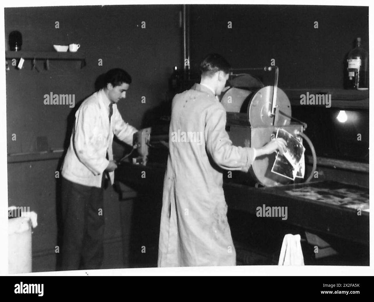 L'unité photographique de l'armée britannique du War Office traite les tirages photographiques en les lavant et en les « balançant » dans le cadre des procédures de préparation et de préservation des images. Banque D'Images