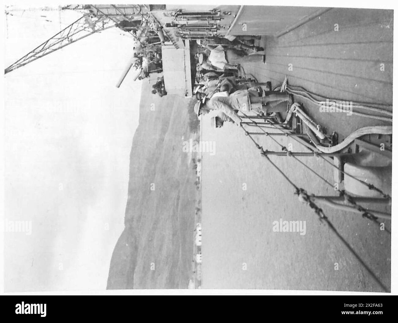 Soldats de l'armée britannique à bord d'un navire de guerre à l'approche de la Crète, illustrant le mouvement et le déploiement des troupes pendant les opérations de la seconde Guerre mondiale en Méditerranée. Banque D'Images