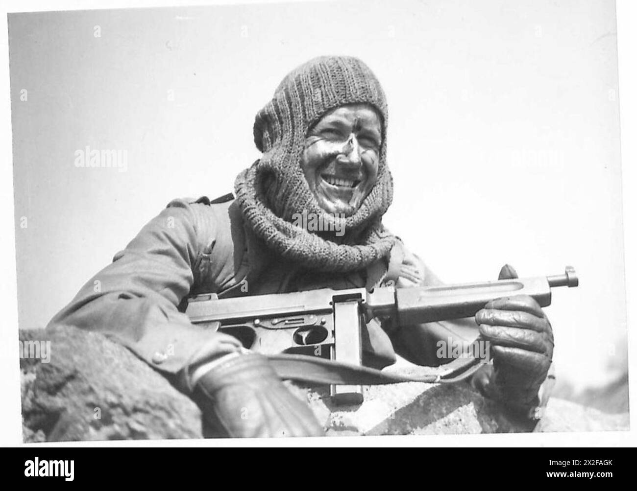 Une photographie de la seconde Guerre mondiale montre des commandos britanniques armés de mitrailleuses Thompson, communément appelées « Tommy Guns », pendant l'entraînement ou les tâches opérationnelles. Ces armes étaient privilégiées pour leur cadence de tir rapide et étaient largement utilisées par les commando britanniques et canadiens sur le théâtre européen. Banque D'Images