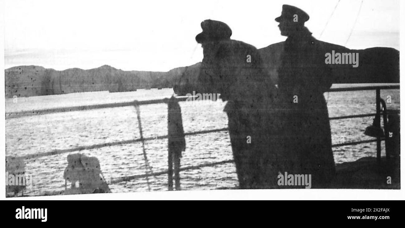 Les troupes britanniques et canadiennes en Islande observent le paysage à leur arrivée et commencent des opérations d'acclimatation et de reconnaissance. Banque D'Images
