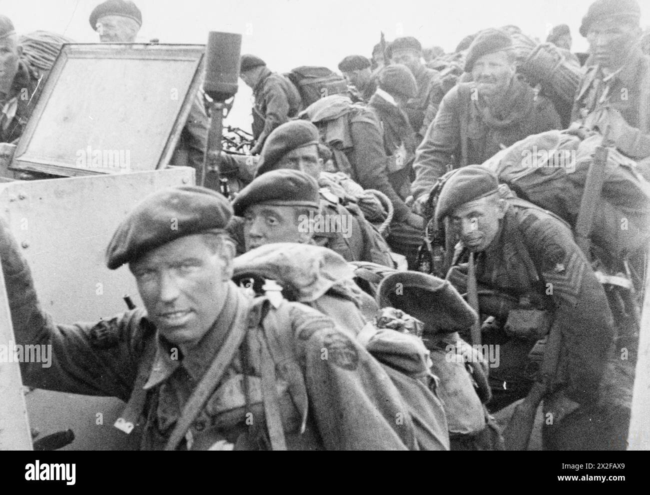 Le 6 juin 1944, pendant le jour J, les commandos de la 1re brigade de service spécial de l'armée britannique se préparent à débarquer d'un Landing Craft Infantry (LCI) sur Queen Red Beach dans la région de Sword en Normandie. Banque D'Images