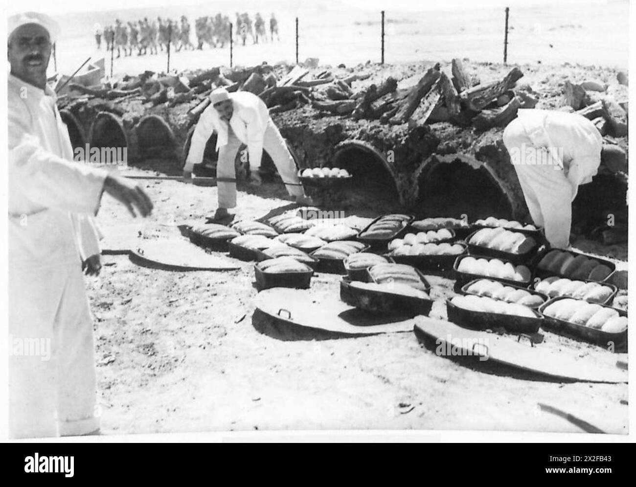 Une BOULANGERIE DE CHAMP DANS LE DÉSERT - les pains nouvellement cuits sont sortis des fours pendant un bref moment sont autorisés à refroidir dans l'air du désert pendant qu'ils attendent le 'O.K.' de l'officier en charge de la boulangerie British Army Banque D'Images