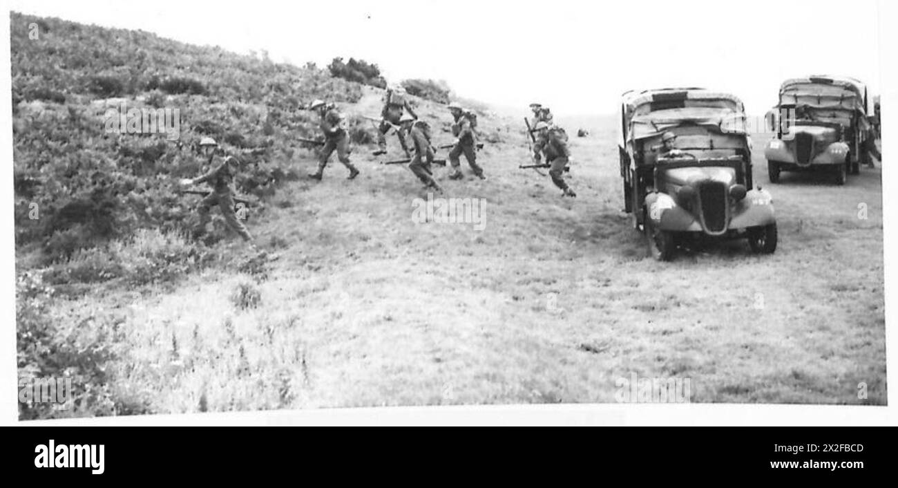 Le personnel de l'armée britannique quitte ses camions légers pour fouiller la bruyère sur un site d'atterrissage en parachute, menant des opérations de sécurité et de récupération. Banque D'Images