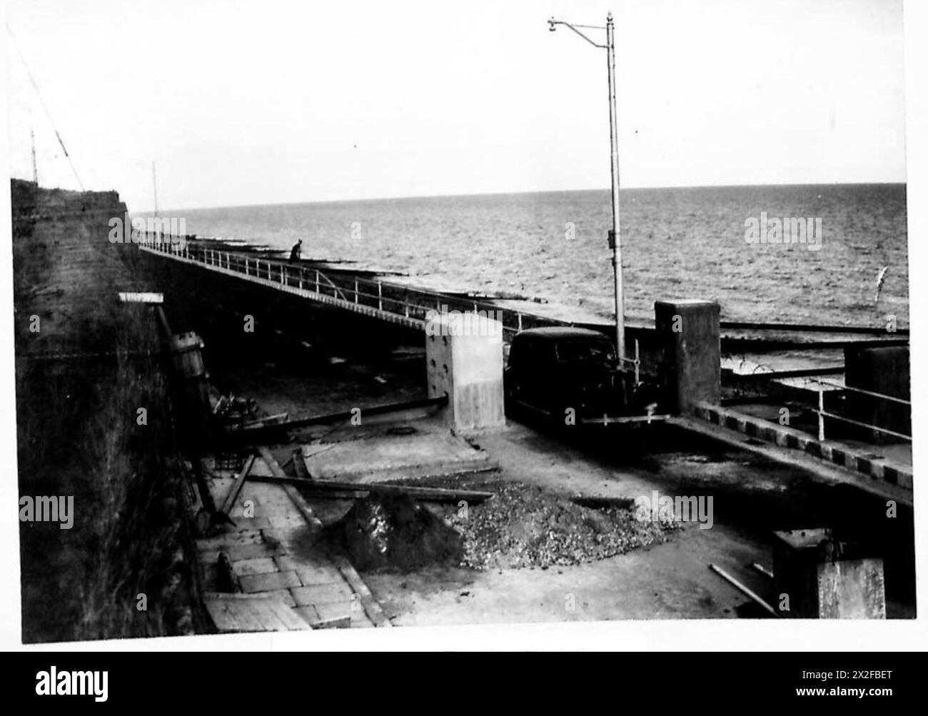 Un bloc de route en béton armé avec des rails en acier glissant à travers des fentes est positionné près de Sandgate dans le cadre des défenses de l'armée britannique dans la région de Shorncliffe. Banque D'Images
