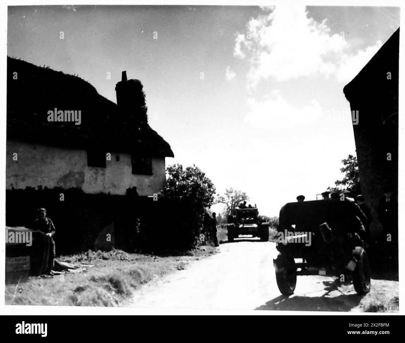 Au cours d'un exercice du Commandement Sud-est, un canon antichar défend une rue du village tandis qu'un char Valentine est positionné à proximité pour le soutien. Banque D'Images