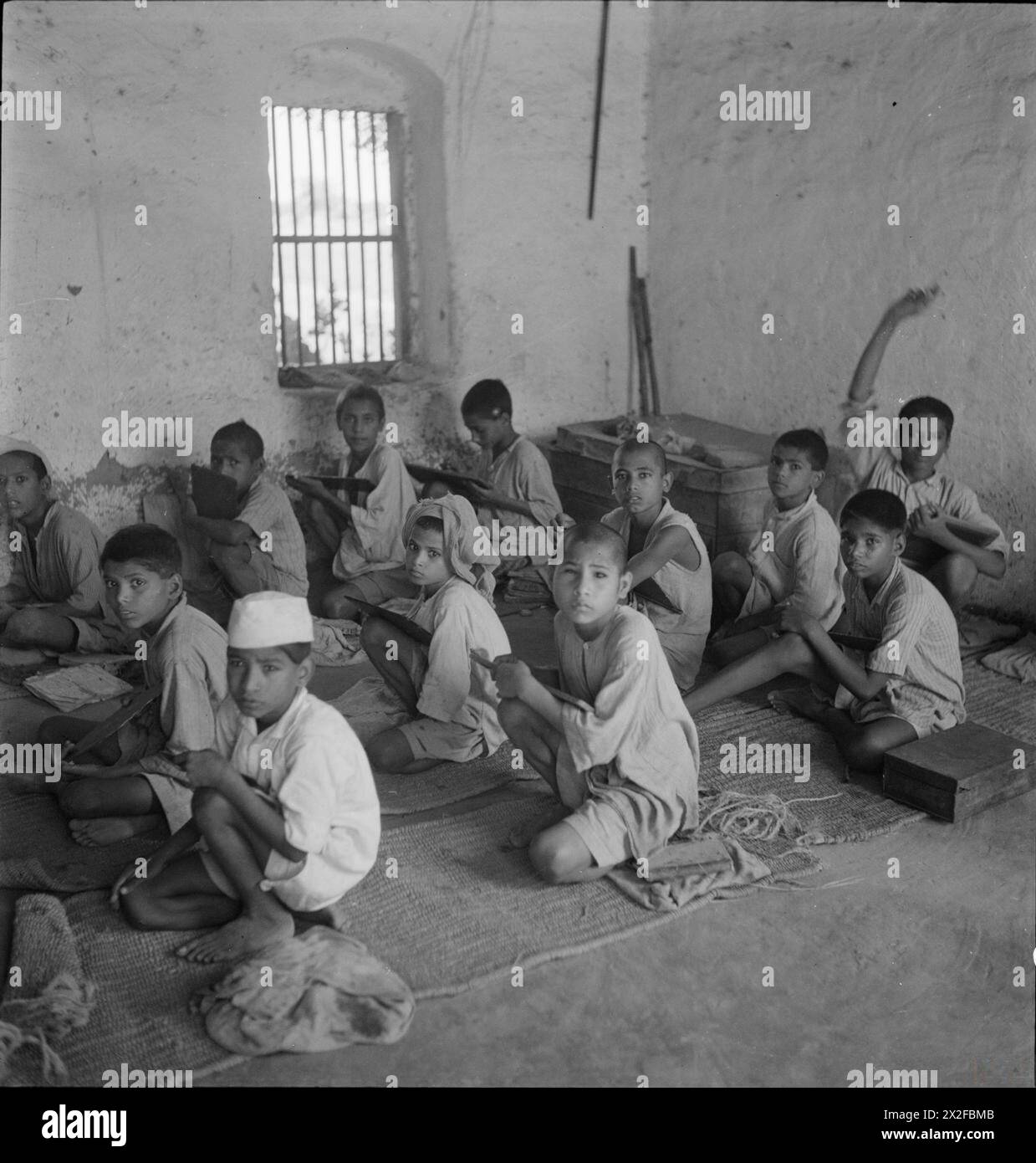 Cecil Beaton photographie les interactions sociales, les événements culturels et les environnements de guerre en Inde, en Birmanie et en Chine lors de sa tournée de décembre 1943 à août 1944. Banque D'Images