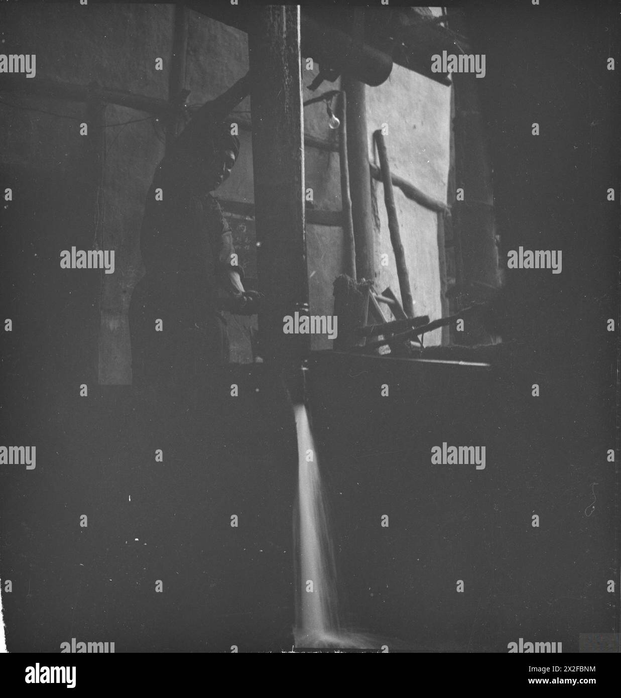 La photographie en noir et blanc de Beaton de 1943-1944 montre des aspects de la vie quotidienne, de la culture et de l'impact des activités de guerre en Inde, en Birmanie et en Chine. Banque D'Images