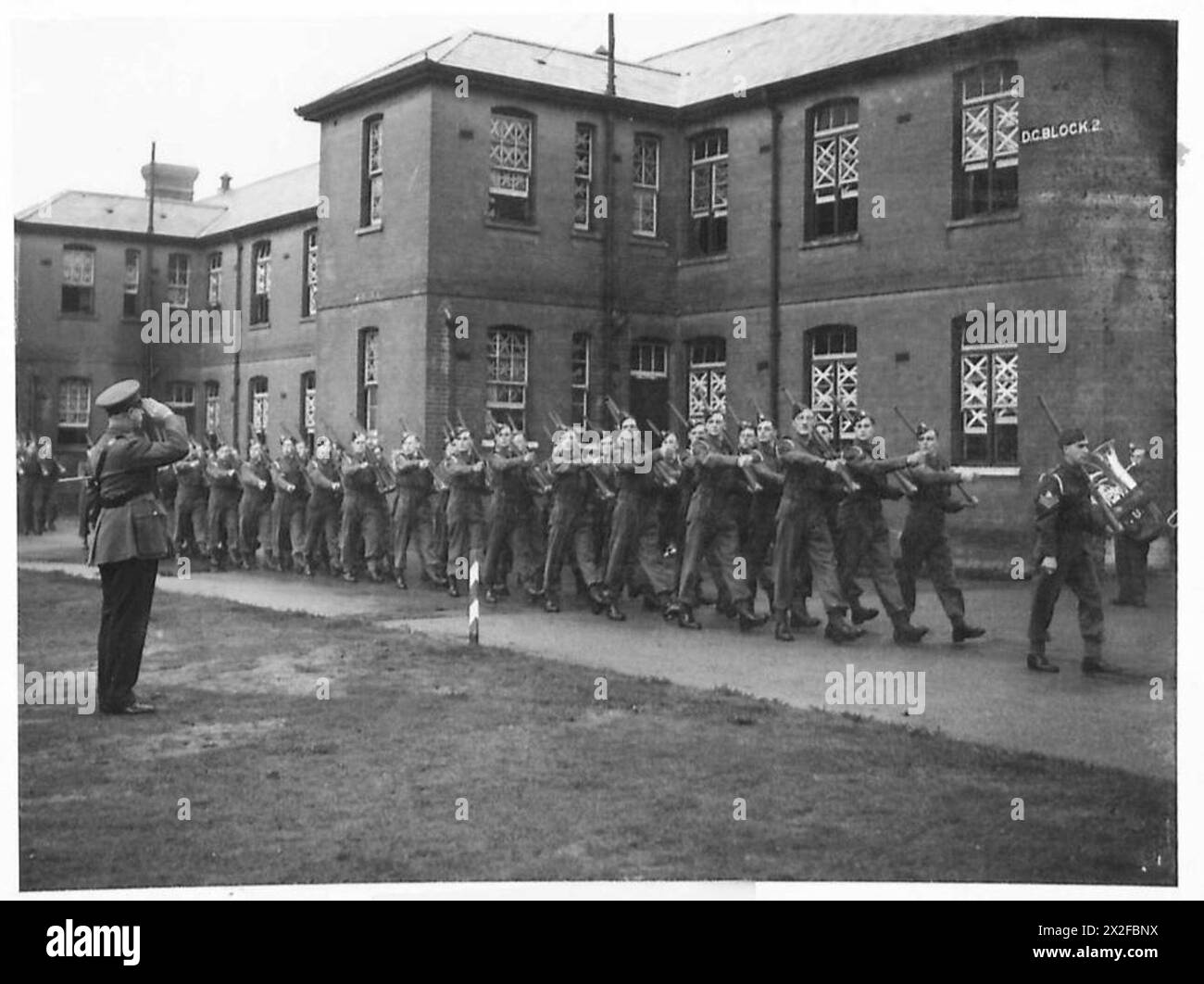 Dans une école de formation de l'armée britannique, le colonel salue les nouvelles recrues qui défilent après avoir terminé la formation militaire initiale. Banque D'Images