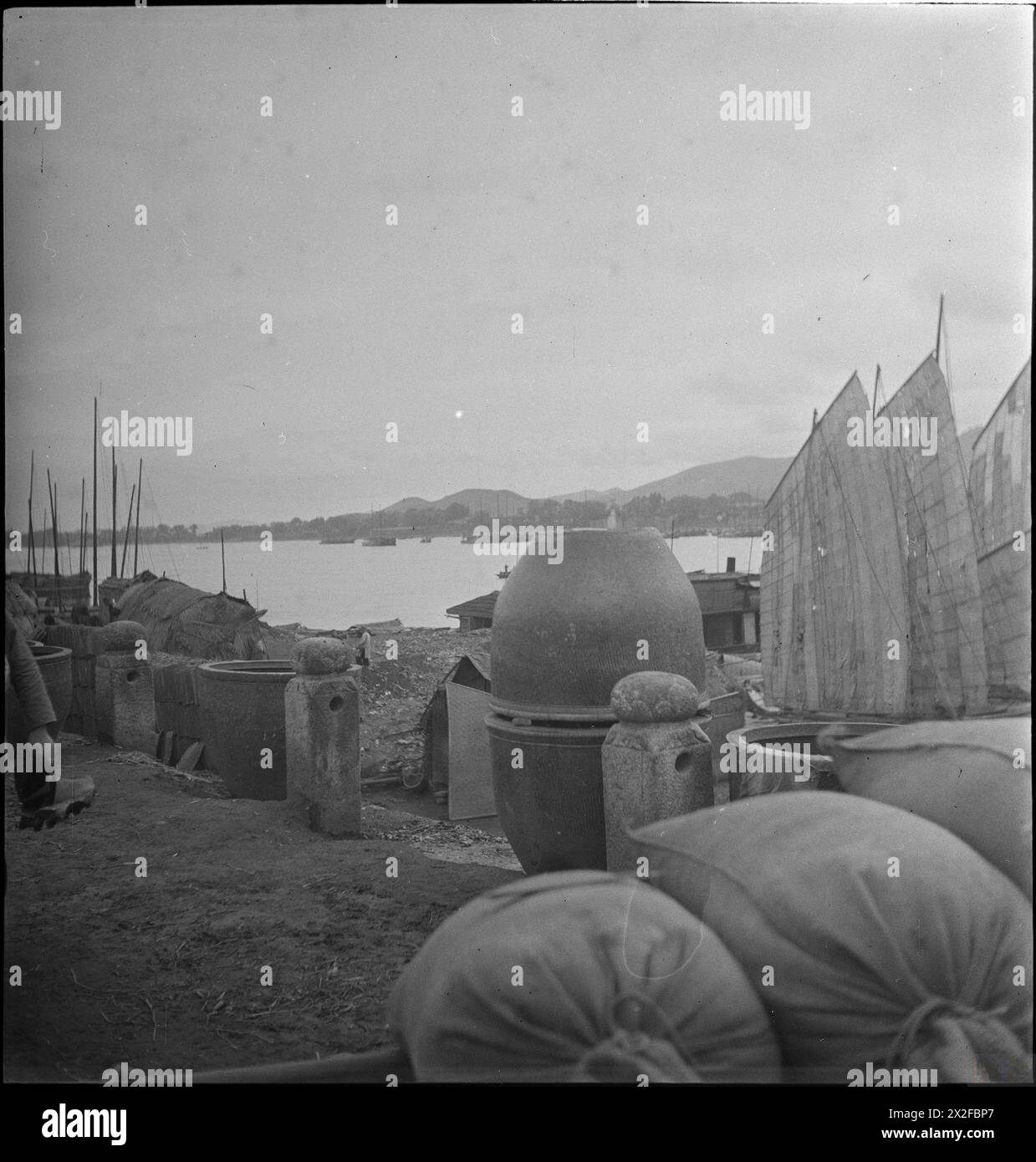 Une photographie en noir et blanc réalisée par Cecil Beaton lors de sa tournée de 1943-1944 en Inde, en Birmanie et en Chine capture la vie civile et les conditions de guerre. Banque D'Images