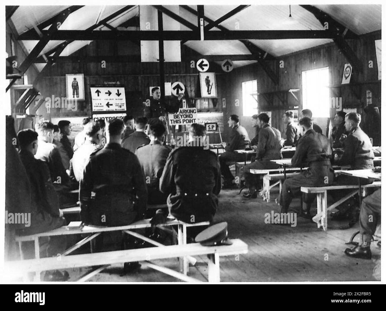 Les recrues de la police militaire assistent à une conférence sur le contrôle de la circulation dans le cadre de leur formation. Banque D'Images