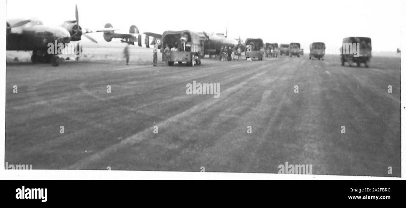 Des troupes aéroportées se préparent au premier débarquement, avec des parachutistes embarquant dans des camions et des avions pour être déployés dans des opérations de l'armée britannique. Banque D'Images