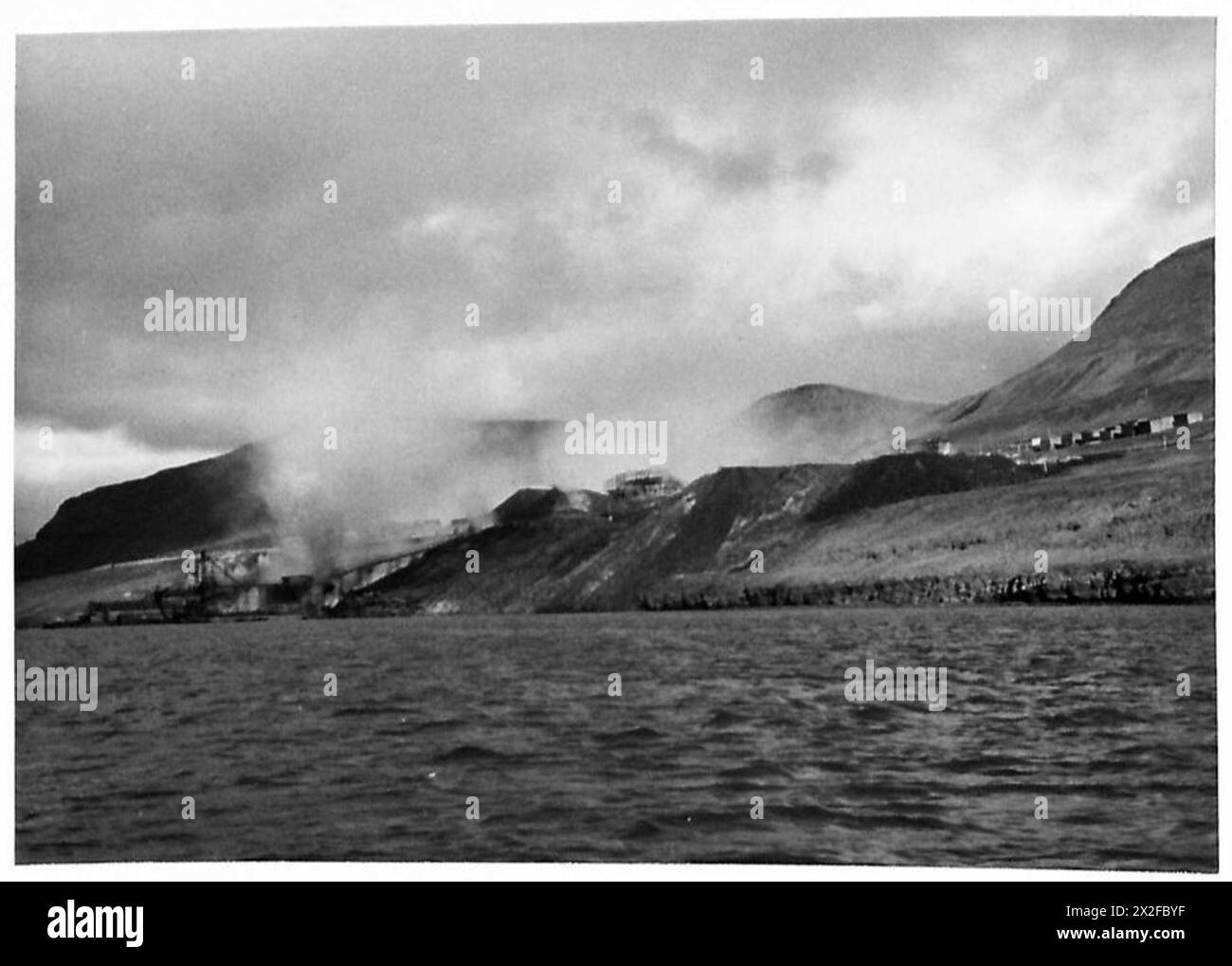 Pendant le raid du Spitzberg, des décharges de charbon sont incendiées par le génie canadien et royal pour détruire les ressources et soutenir les objectifs stratégiques. Banque D'Images