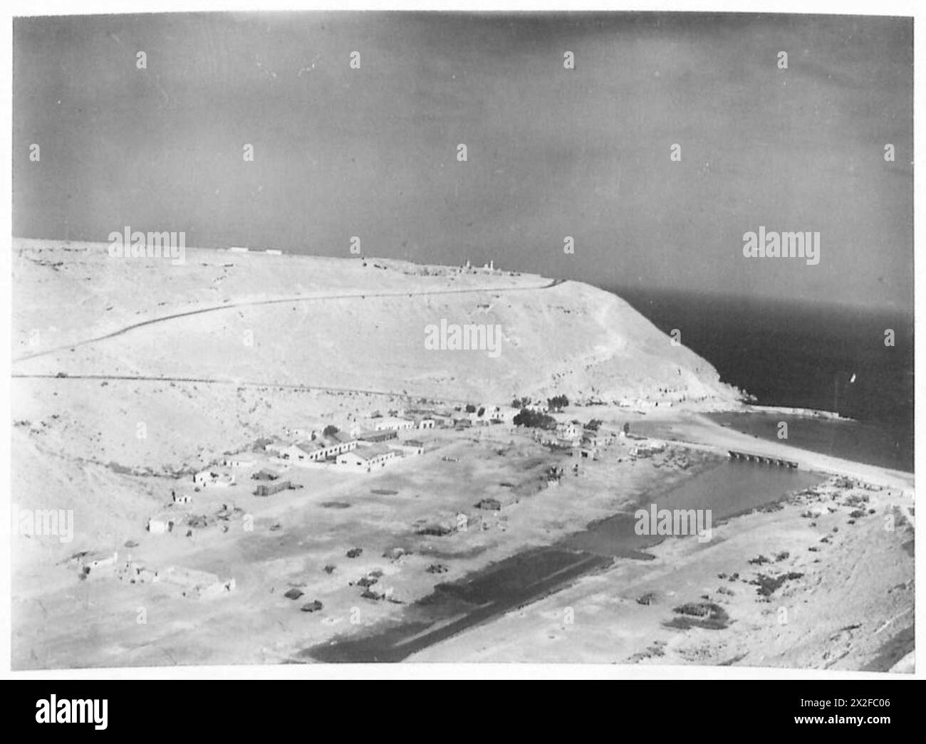 Des photographies aériennes montrent la ville de Bardia à distance, y compris le terrain et les structures environnantes, prises par l'armée britannique à des fins de reconnaissance. Banque D'Images