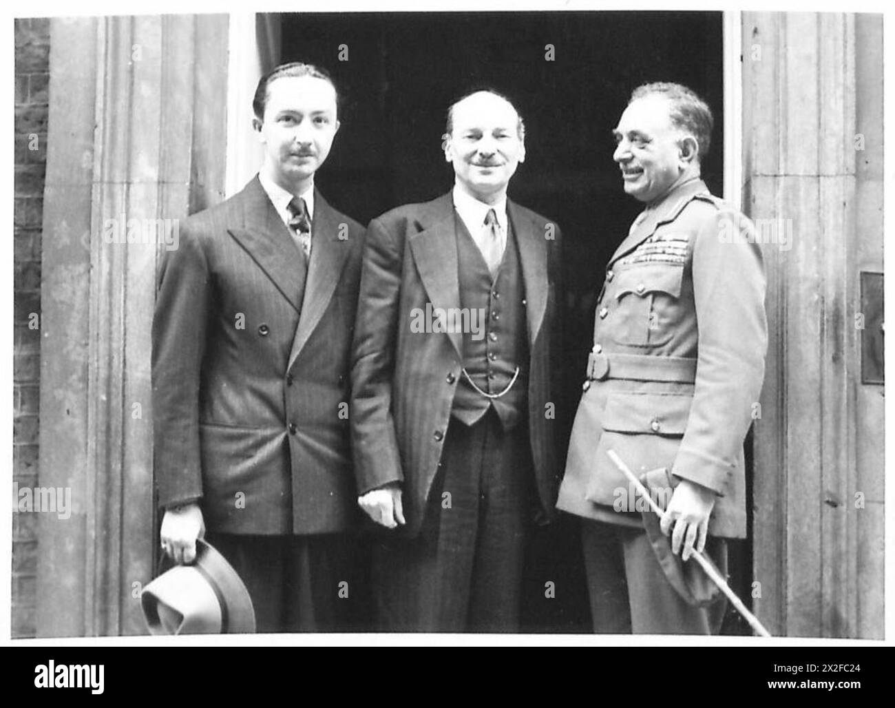 Le premier ministre du Royaume-Uni organise un déjeuner au 10 Downing Street pour le Prince Régent d'Irak et le général Nuri Pacha, mettant en lumière les relations diplomatiques et militaires. Banque D'Images