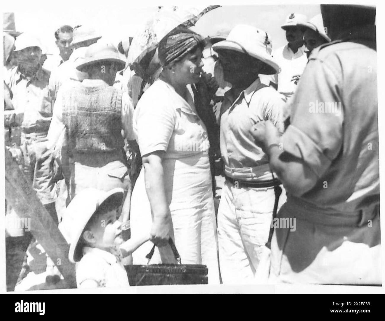 Un interné italien parle avec un visiteur lors d'une journée de visite dans un camp d'internement géré par l'armée britannique. Banque D'Images