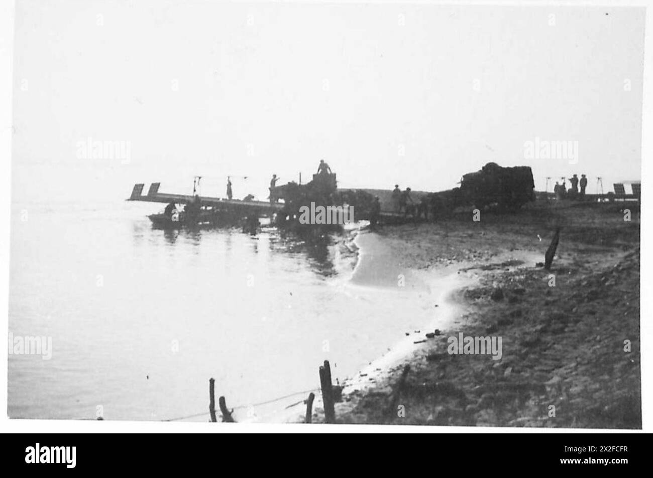 TRAVERSÉE DU RHIN - l'un des ferries du Rhin en opération, armée britannique, 21e groupe d'armées Banque D'Images