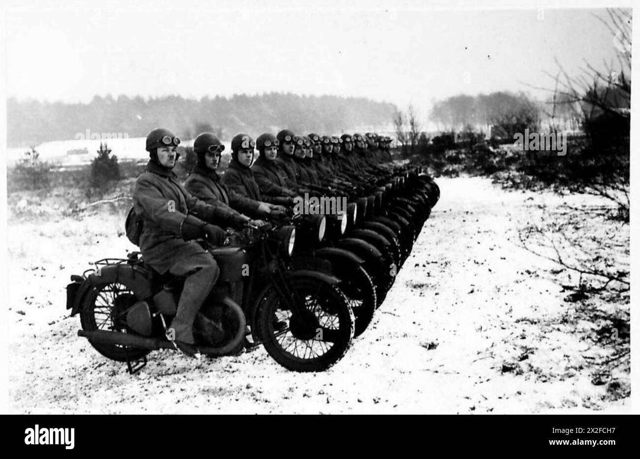 Les recrues du corps de la police militaire sont photographiées avec des motos, utilisées pour des tâches de patrouille et de communication au sein de l'armée britannique. Banque D'Images