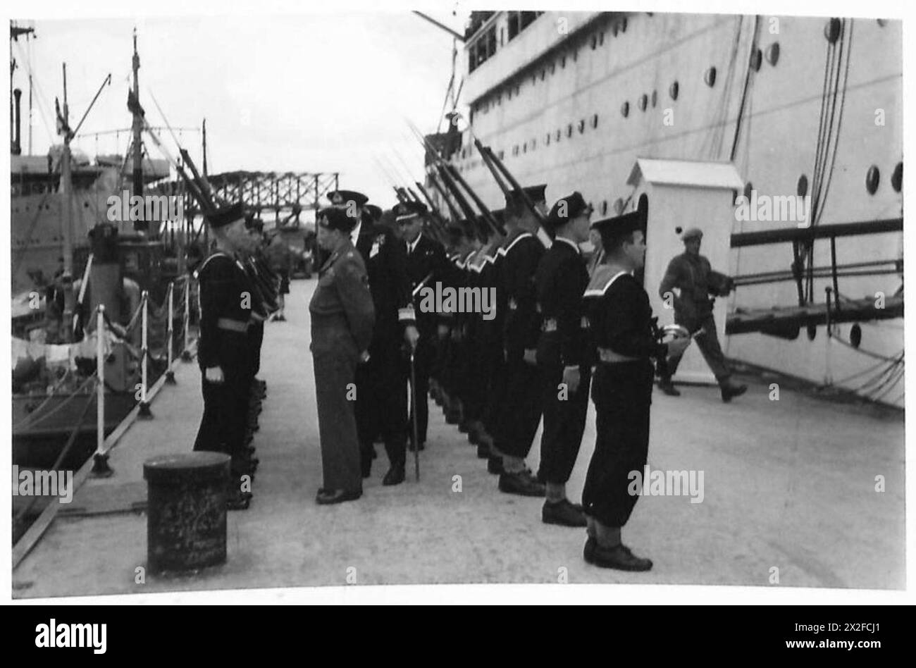 LE MARÉCHAL MONTGOMERY VISITE KIEL - le C-en-C inspecte la garde navale d'honneur de l'armée britannique, 21e groupe d'armées Banque D'Images