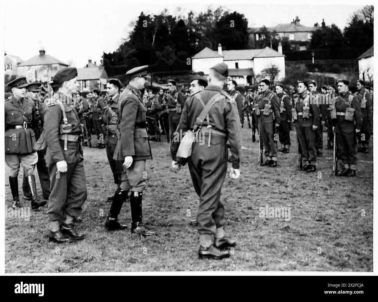 S.A.R. le duc de Gloucester inspecte le bataillon maori des troupes néo-zélandaises à Lower Bourne dans le cadre des activités de l'armée britannique. Banque D'Images