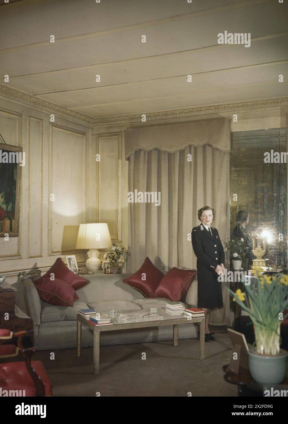 Lady Mountbatten, portant l'uniforme de la brigade de l'Ambulance Saint-Jean, est photographiée dans le salon de sa résidence Belgrave Square, à Londres, en 1939-1945. Banque D'Images