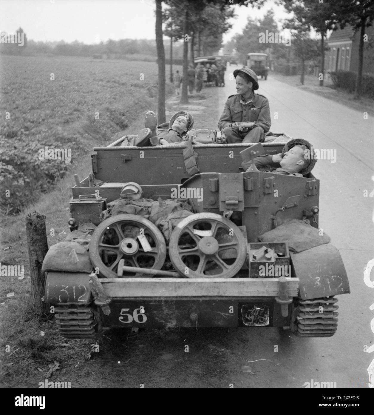 L'ARMÉE BRITANNIQUE EN EUROPE DU NORD-OUEST 1944-1945 - Un équipage de porte-avions universel du peloton antichar du 4th Wiltshire Regiment, 43rd (Wessex) Division, 21 septembre 1944 Banque D'Images