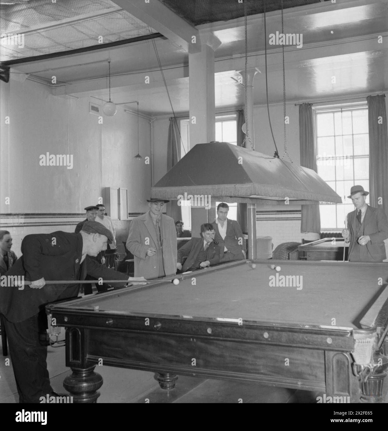 Les marins marchands jouent au billard dans la salle de billard du London Merchant Seamen's Home et du Red Ensign Club, 1942. Banque D'Images