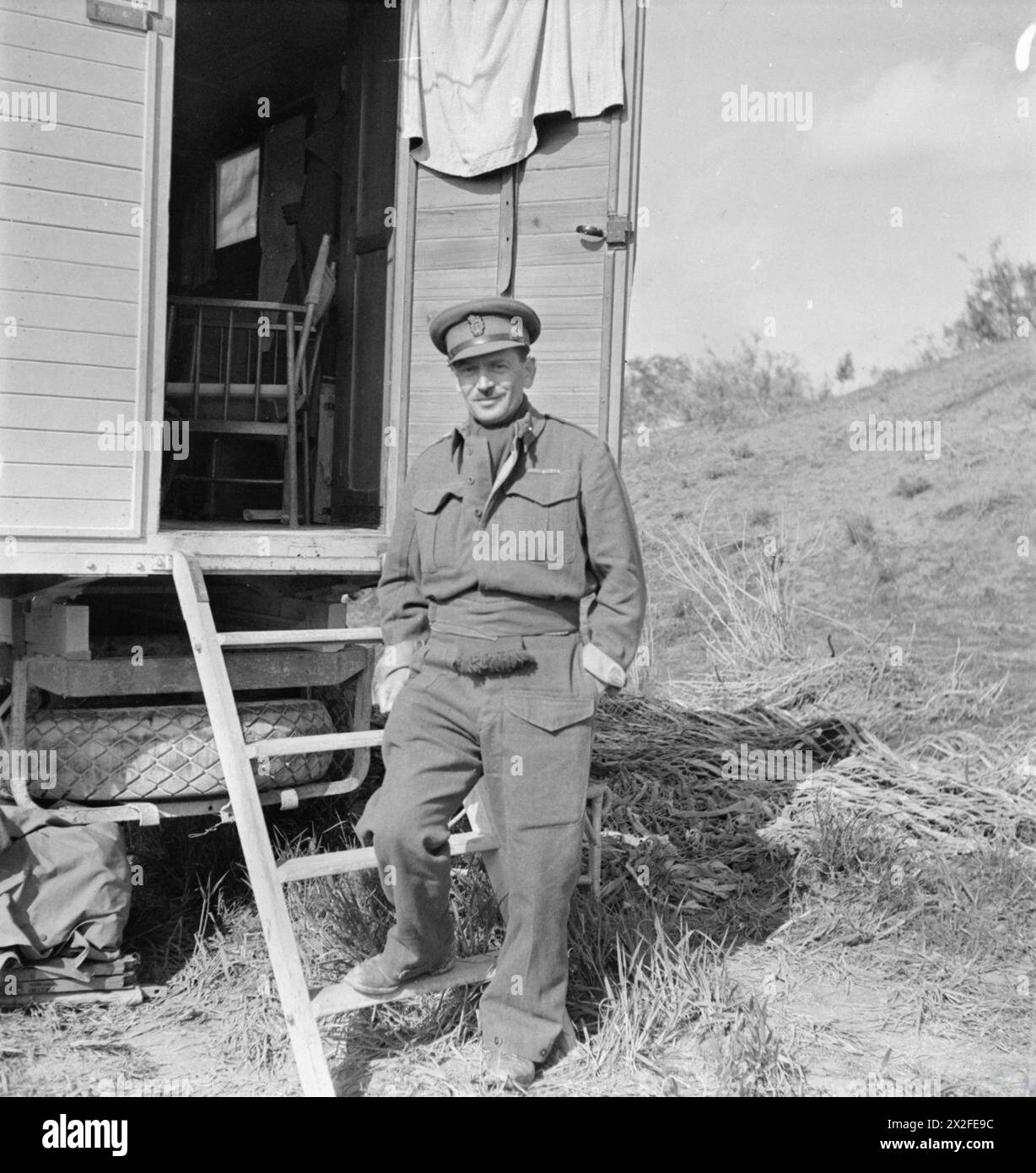 GÉNÉRAUX BRITANNIQUES 1939-1945 - général de division Sir Francis de Guingand (1900 - 1979) : brigadier F W de Guingand, chef d'état-major du général Montgomery devant la caravane de Montgomery, Tripoli de Guingand, Francis Wilfred Banque D'Images