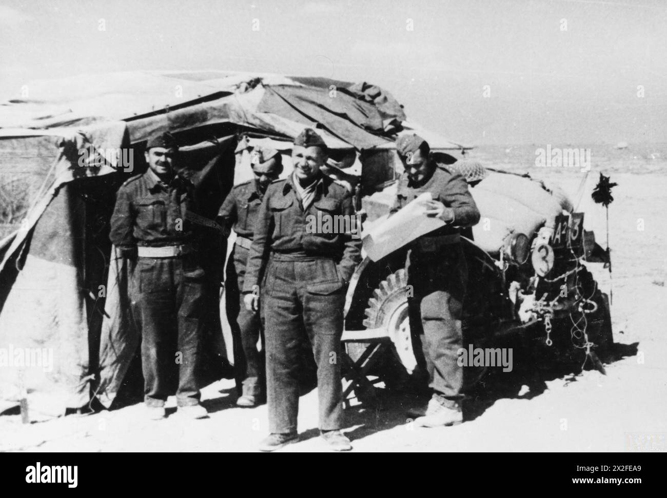 L'ARMÉE POLONAISE AU SIÈGE DE TOBROUK, 1941 - Lieutenant-colonel Stanisław Gliwicz (centre), commandant du régiment d'artillerie de la Brigade indépendante polonaise des carabines, et des membres de son état-major à Tobrouk, octobre 1941. Notez ses QG camouflés dans un camion de l'armée polonaise, les forces armées polonaises à l'Ouest, la Brigade indépendante des carpates, les rats de Tobrouk, Gliwicz, Stanisław Banque D'Images