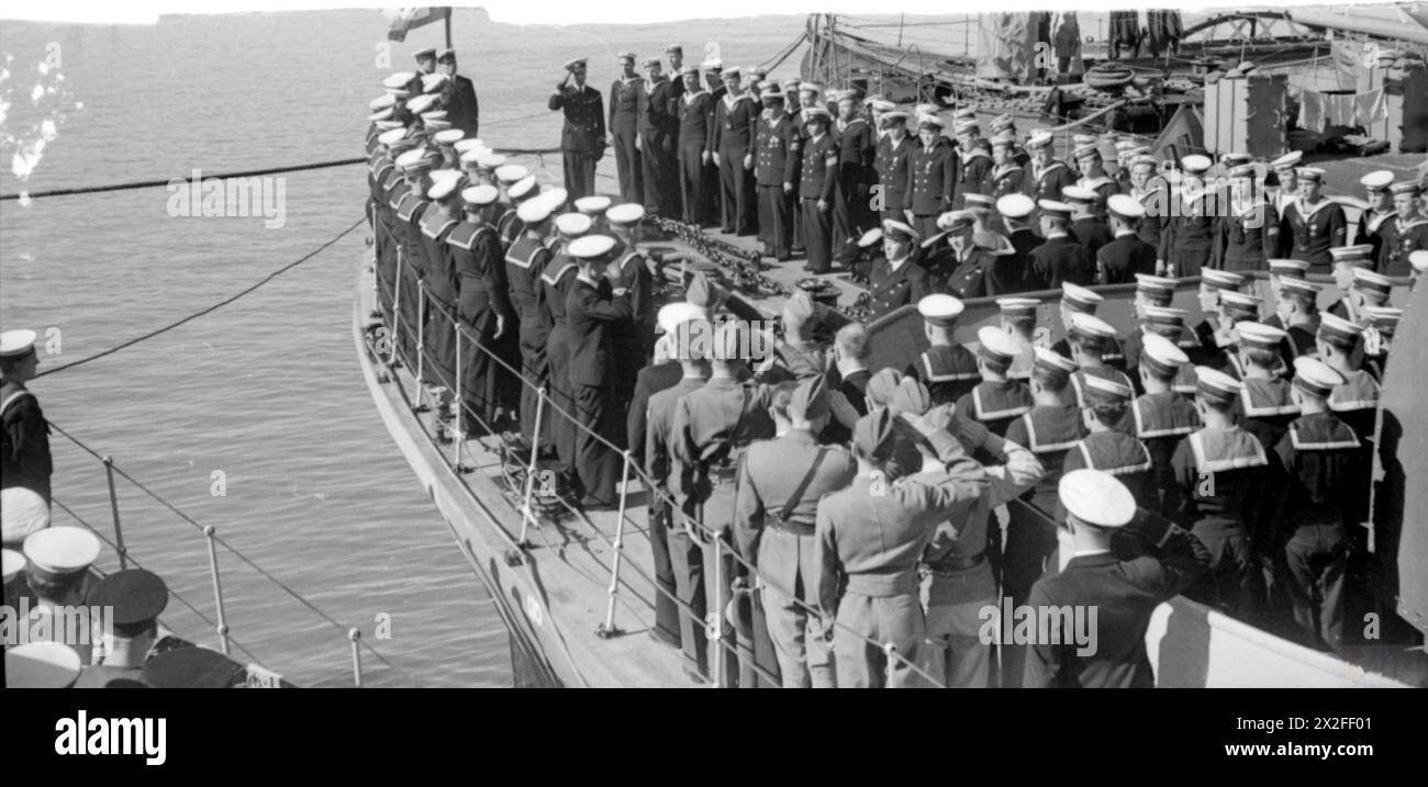 LA MARINE POLONAISE EN MÉDITERRANÉE, 1940-1945 - le général Kazimierz Sosnkowski, le C-in-C des forces armées polonaises, et le général Władysław Anders, commandant du 2e corps polonais, sur le gréviste du destroyer de la marine polonaise ORP Ślązak (Silésien) lors de l'inspection du navire et de la remise des prix. Alexandrie, 8 décembre 1943 Marine polonaise, Marine polonaise, ORP Ślązak, destroyer, (1941), armée polonaise, Forces armées polonaises de l'Ouest, corps polonais, II, Sosnkowski, Kazimierz, Anders, Władysław Banque D'Images