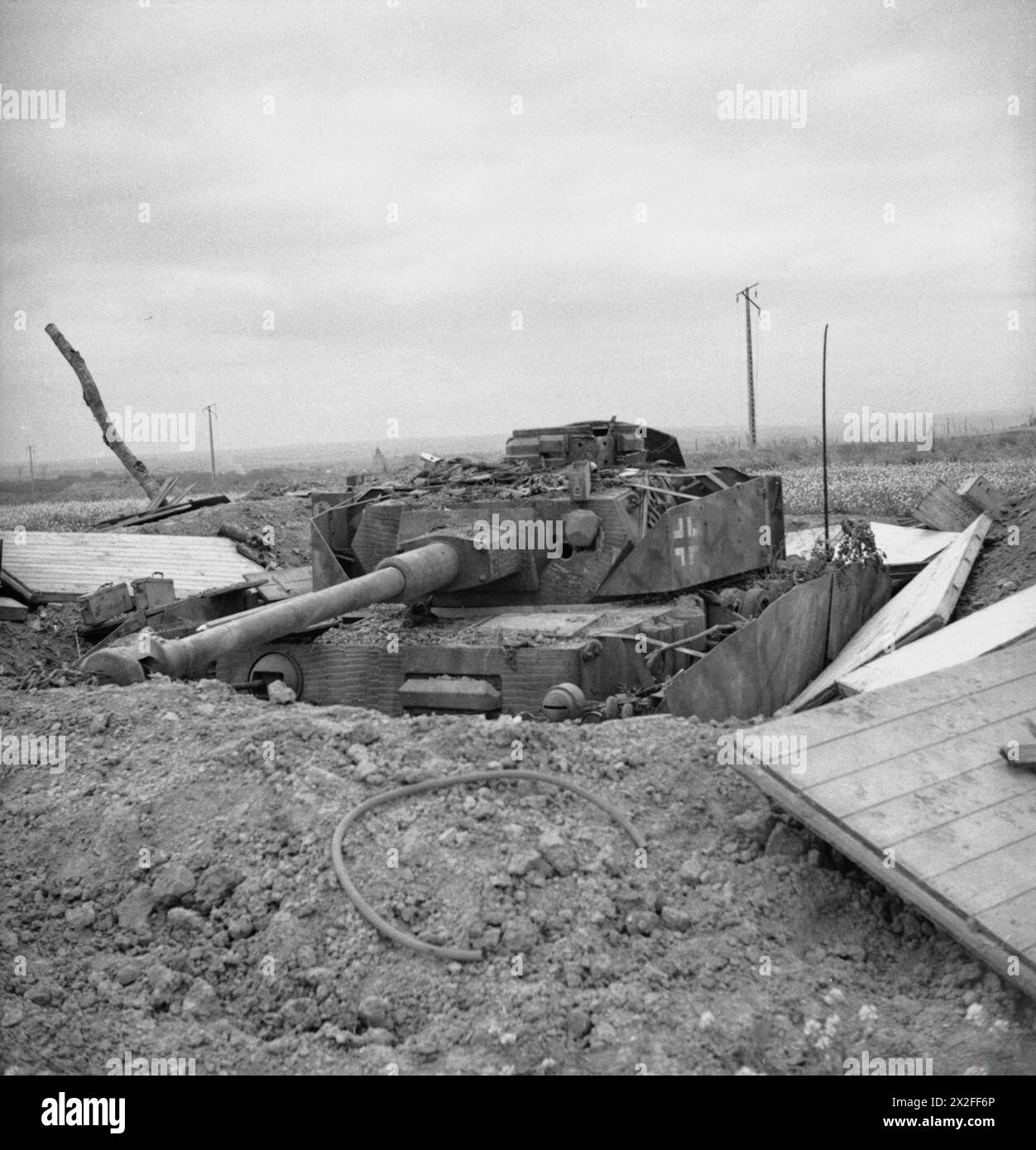 L'ARMÉE BRITANNIQUE EN NORMANDIE 1944 - Un char allemand PzKpfw I Ausf H éliminé de la 21e Panzer Division en position de coque, le 13 juillet 1944 Banque D'Images