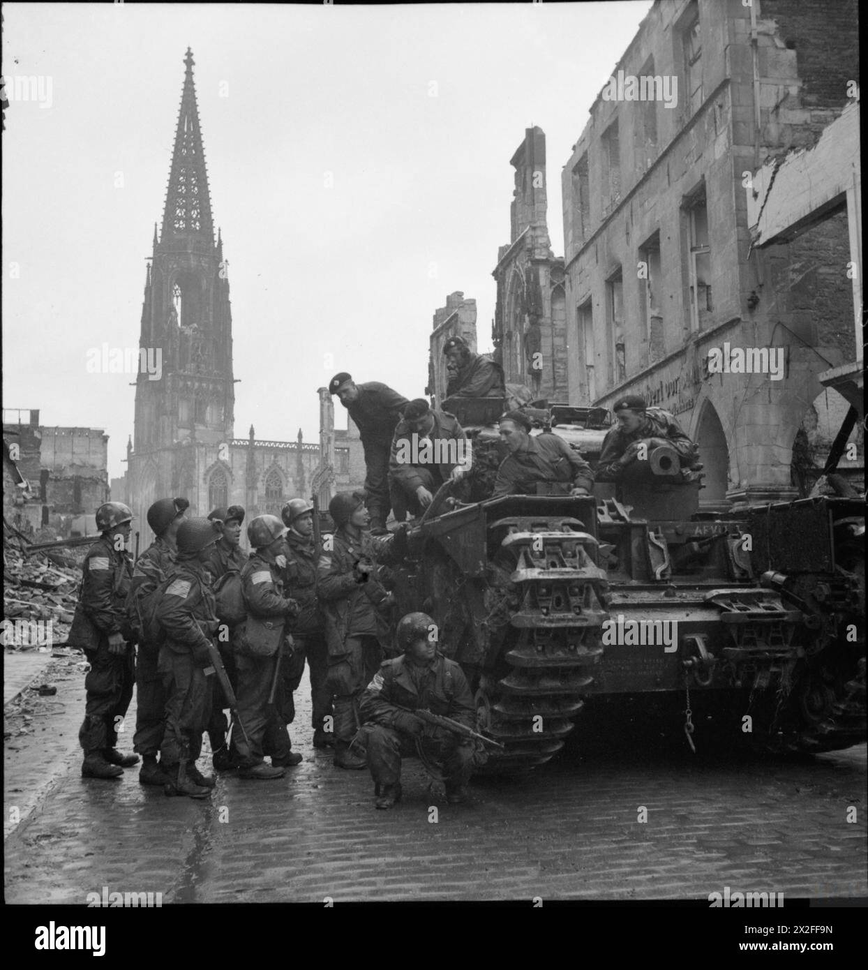 Un équipage de chars Churchill opère aux côtés des troupes aéroportées américaines à Munster, en Allemagne, le 4 avril 1945, lors de la campagne britannique dans le nord-ouest de l'Europe. Banque D'Images