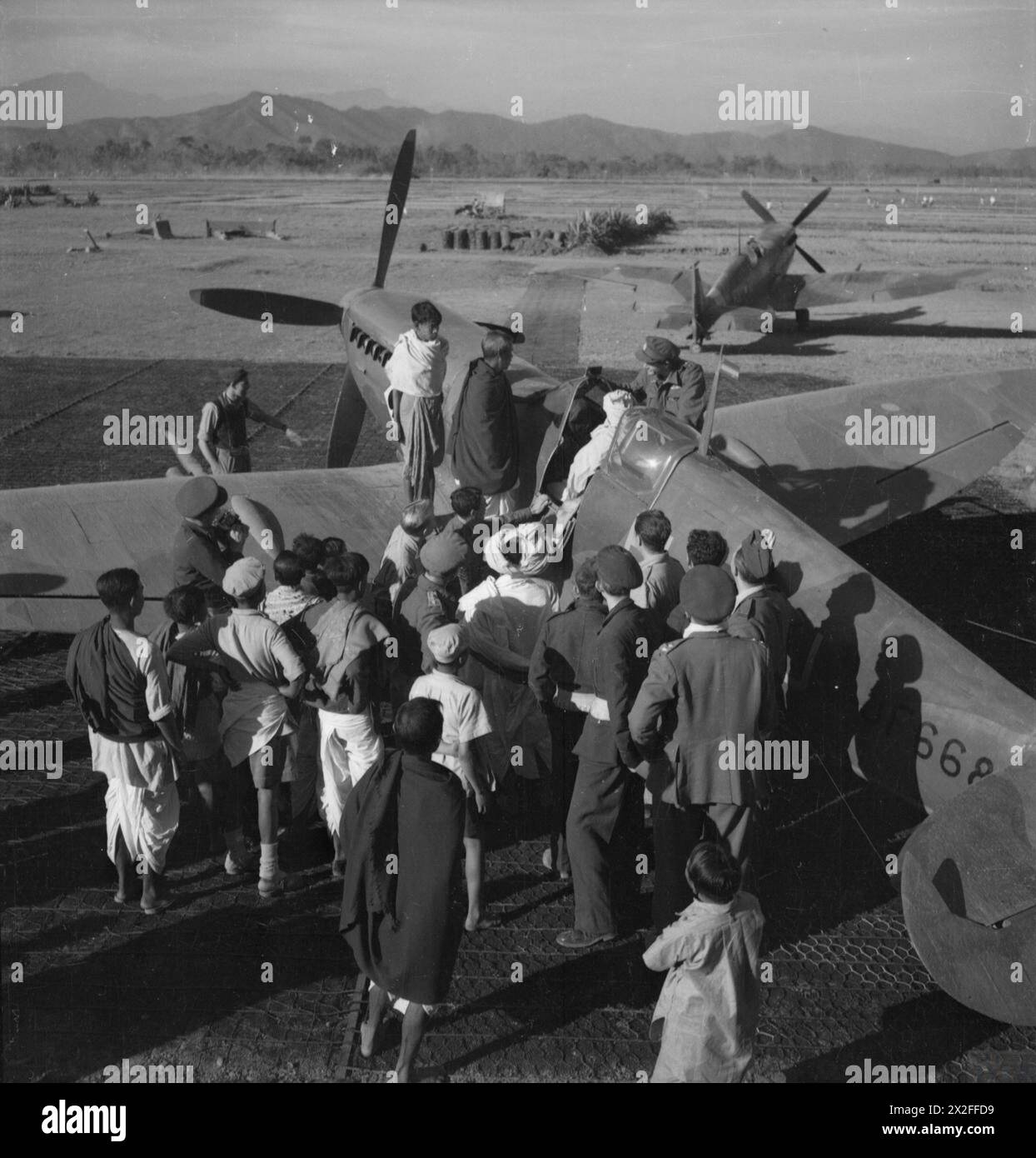 Cecil Beaton a documenté l'Inde, la Birmanie et la Chine à travers des photographies prises entre décembre 1943 et août 1944, enregistrant des scènes culturelles et quotidiennes. Banque D'Images