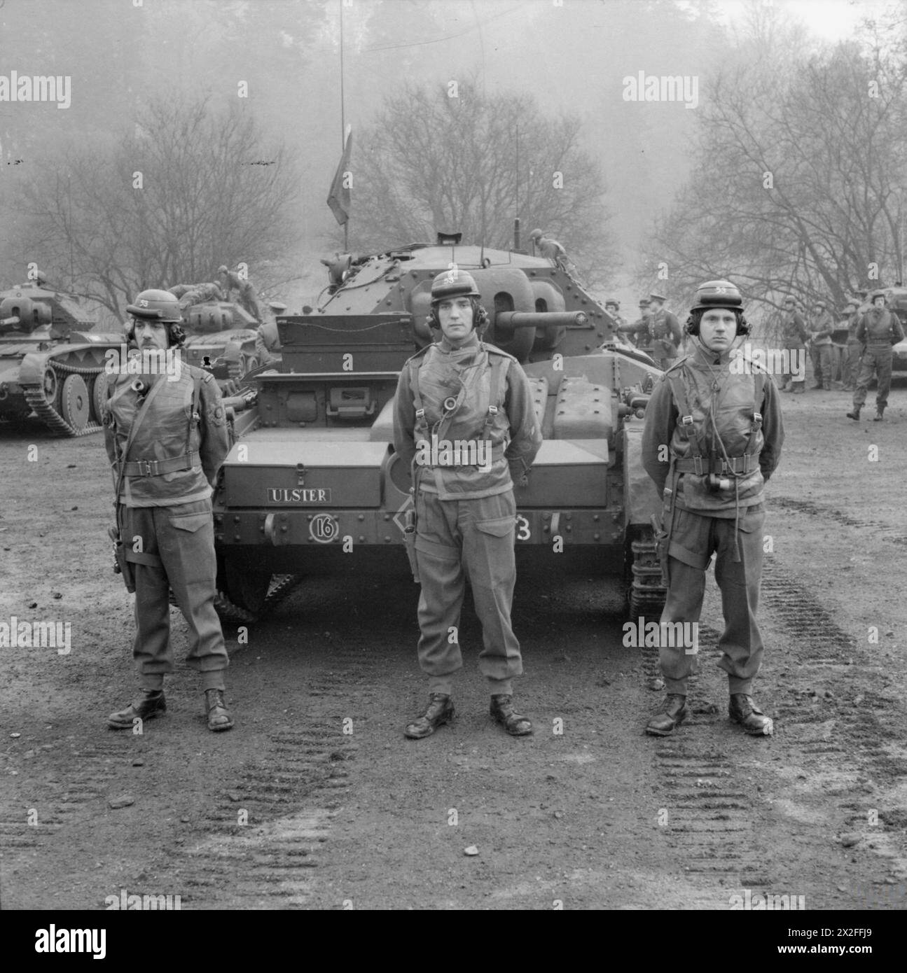 L'ARMÉE BRITANNIQUE AU ROYAUME-UNI 1939-45 - chars Covenanter de la 2e (blindée) Irish Guards, de la Guards Armoured Division, et leurs équipages prêts pour l'inspection, Southern Command, 3 mars 1942. 'Ulster', au premier plan, était dans l'escadron du QG. Son chauffeur était le sergent-major régimentaire (debout à gauche). Notez les casques anti-crash en fibre, les gilets en cuir et les ensembles de sangles spécialement conçus pour les équipages de chars - ces articles se sont avérés impopulaires et de courte durée de l'armée britannique, la division blindée de la Garde Banque D'Images