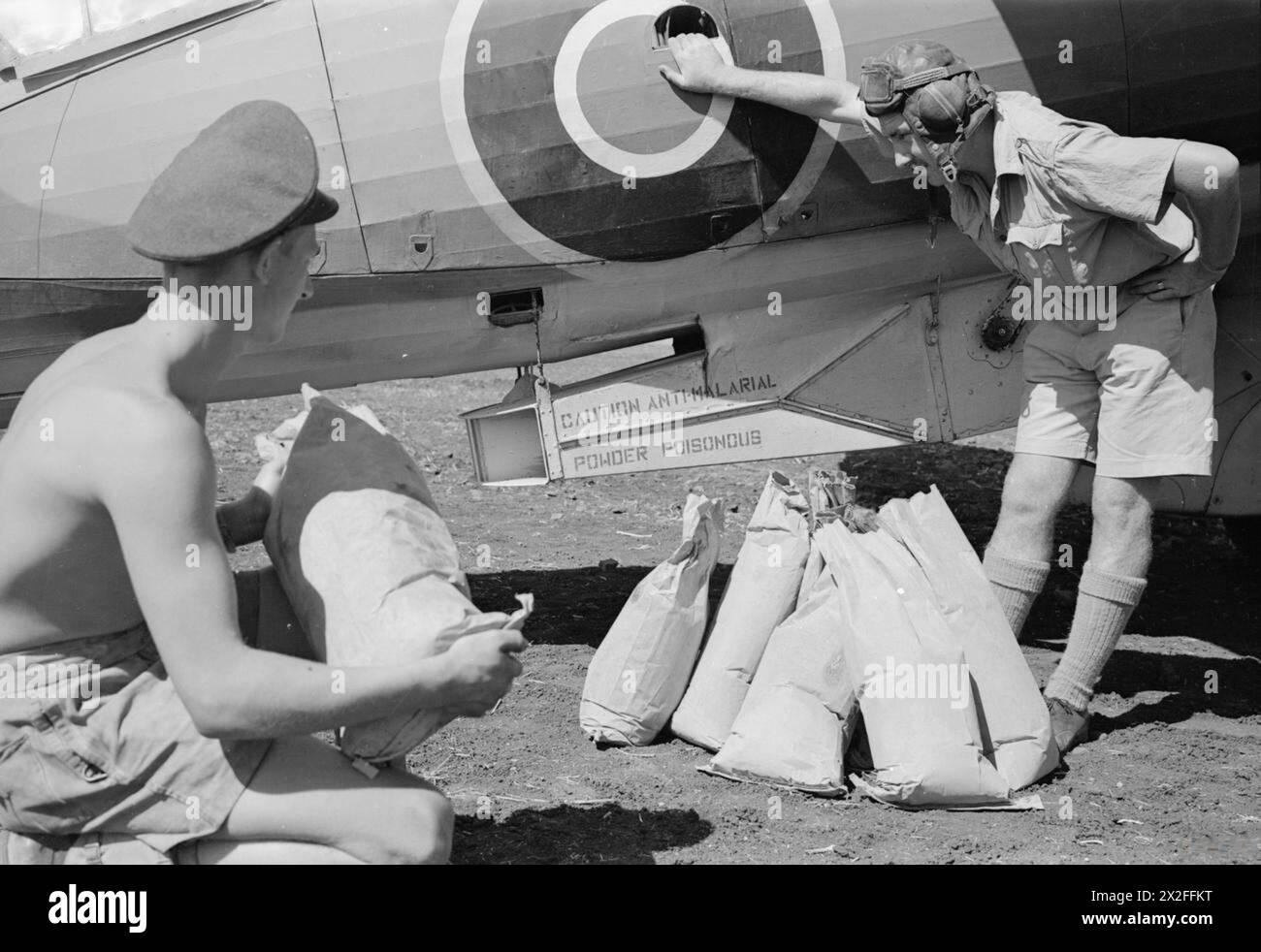 Entre 1942 et 1945, l'équipage au sol de la RAF en Sicile a chargé du DDT dans des avions pour pulvériser des antimoustiques afin de réduire le paludisme et le typhus parmi les forces alliées, ciblant les zones de reproduction des moustiques dans les marécages et les plans d'eau. Banque D'Images