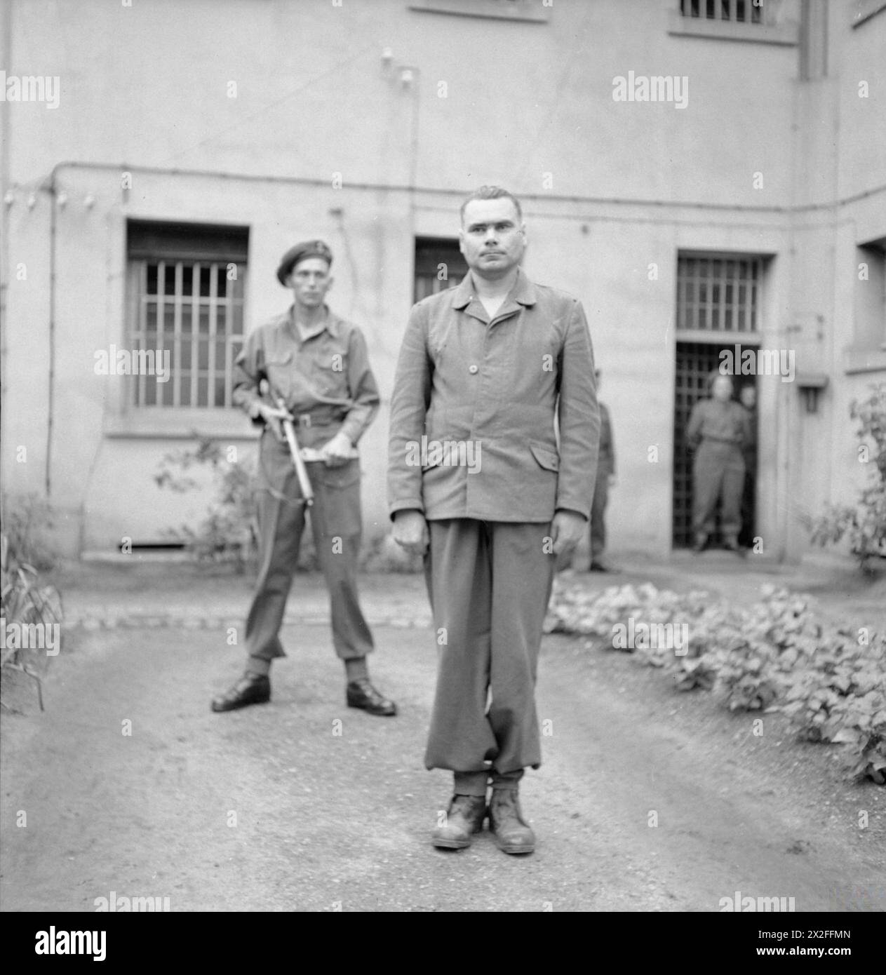 Josef Kramer, surnommé la « Bête de Belsen », est photographié en août 1945 alors qu'il attend son procès à celle. Banque D'Images Josef Kramer, surnommé la « Bête de Belsen », est photographié en août 1945 alors qu'il attend son procès à celle. Banque D'Images